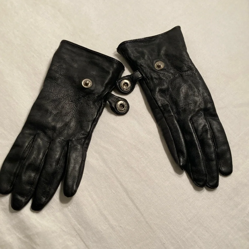 Gap buttery leather women’s gloves with snap M/L fits like a small